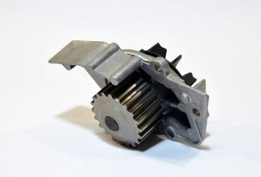 Araba motoru soğutucu su pompası beyaz arka planda yeni. Yedek parça.