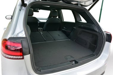 Arka koltukları katlanmış bir araba bagajı.