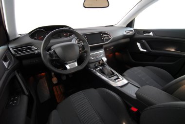 Modern bir arabanın gösterge paneli