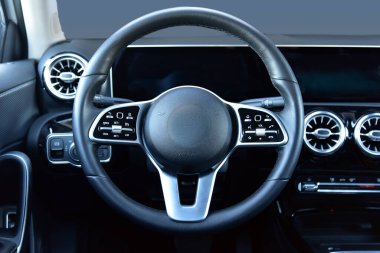 Yeni modern arabanın direksiyonu.