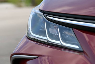 Modern bir yolcu arabasının farları