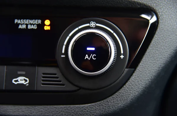 启动仪表盘客车空调机的按钮 — 图库照片
