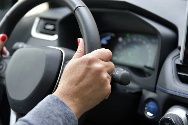 Uma Mão Feminina Segura Volante Carro Passageiros — Fotografia de Stock