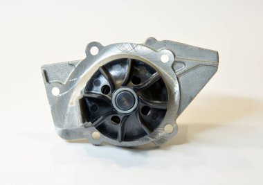 Araba motoru soğutucu su pompası beyaz arka planda yeni. Yedek parça.