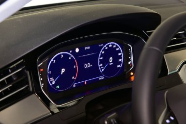 Modern bir arabadaki dijital aygıt paneli