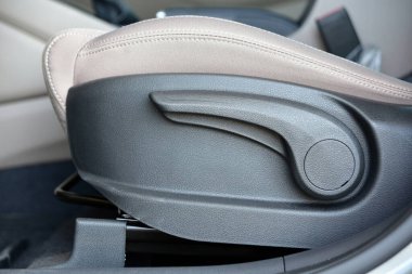 Koltuğu ayarlamak için kaldıraç