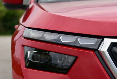 Modern bir yolcu arabasının farları