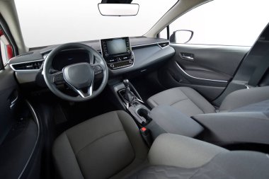 Modern bir arabanın gösterge paneli