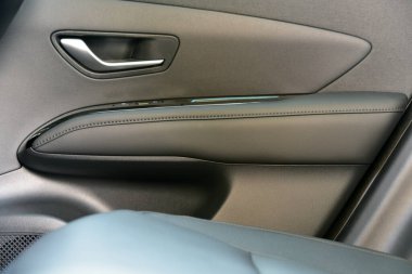 Arabayı açmak için kapı kolu.