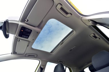 Yolcu vagonunun çatısında bir pencere.