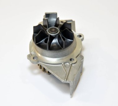 Otomatik su pompası beyaz arkaplanda izole edildi