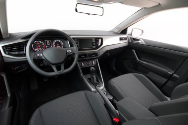 Modern bir SUV 'un gösterge paneli