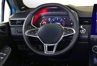 Yeni modern arabanın direksiyonu.