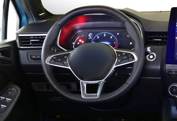 Yeni modern arabanın direksiyonu.