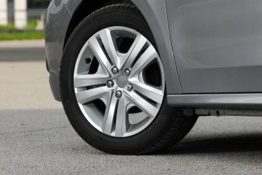 Bu yolcu vagonunda lastik ve alaşım tekerleği var.