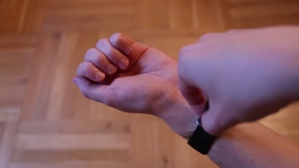 Uhr am Handgelenk — Stockvideo