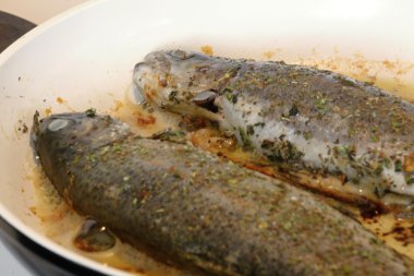 tavada iki balıklar