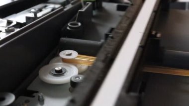 Hareketli küçük çarkları dönen tarayıcı kafasından