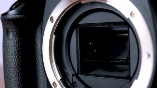 Зеркало DSLR камеры, открывающее затвор — стоковое видео