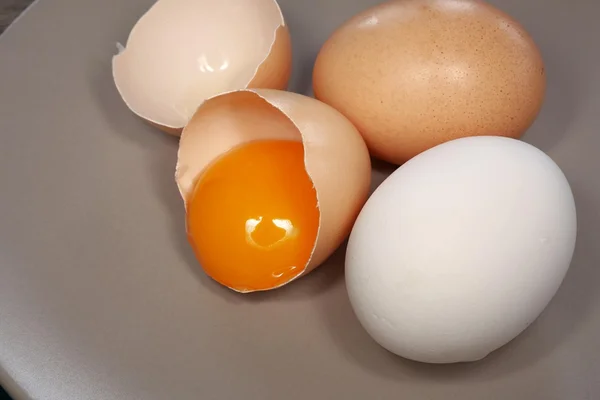 Яйца и желток — стоковое фото