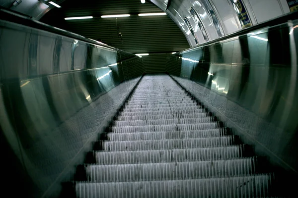 Эскалатор Движущаяся Лестница Спуск Станцию Метро — стоковое фото