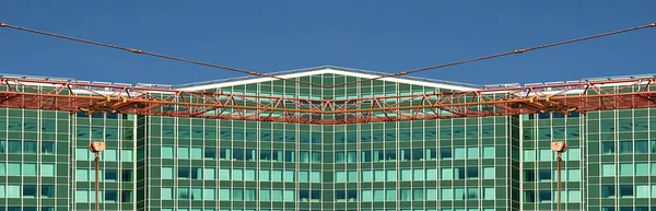 Torre Grúa Con Edificio Oficinas Segundo Plano Rojo Azul —  Fotos de Stock