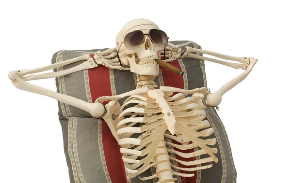 Esqueleto Com Charuto Cadeira Praia Fumar Mata — Fotografia de Stock
