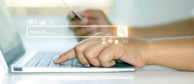 Adres çubuğu, finansal işlemleri aramak için web arayüzü ve not defteri ile bilgi arayan iş adamlarının yakın çekim görüntüsü.