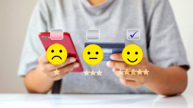 Çevrimiçi Alışveriş Değerlendirmesi ve Kararı Kadınlara çevrimiçi alışveriş yapmak için cep telefonlarını kullandırıyor.