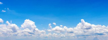 Kümülüs beyaz bulutları mavi gökyüzünde süzülüyor, duvar kağıdı yapmak için tasarım kavramı.