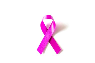 Göğüs kanseri sembolü konsepti. Kırpma yolu ile beyaz arkaplanda pembe kurdele.