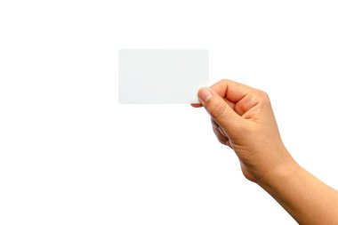 Beyaz arkaplanda kırpma yolu ile izole edilmiş boş bir kart ile kadın eli.