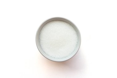 Beyaz arkaplanda izole edilmiş beyaz şeker kasesinin üst görünümü.