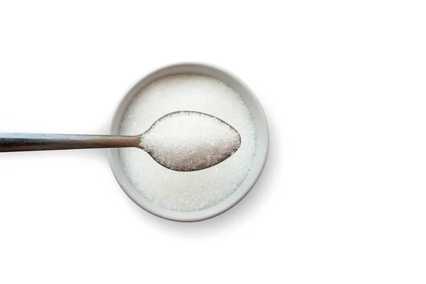 在白底背景下 将茶匙中的糖分放在单独的糖杯中 以减少食物和饮料中的糖分含量 — 图库照片