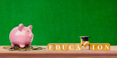 Kare tahta küp ve kumbara üzerine eğitim metni yeşil tebeşir tahtası arka planında tasarruf etmek için.