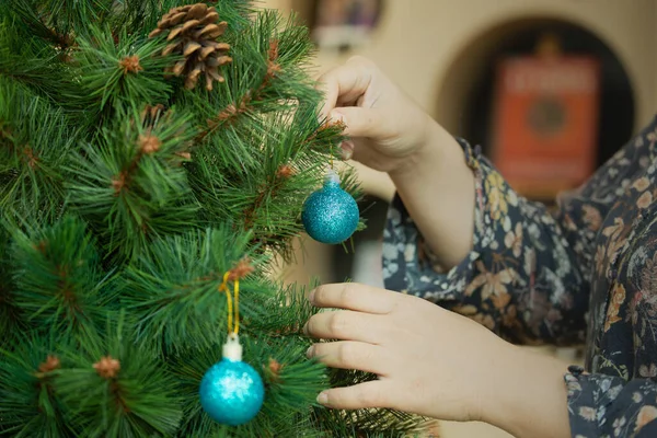 Preparing Christmas Tree Christmas Ball Joyful Winter Season Warm Family — Stock Photo, Image