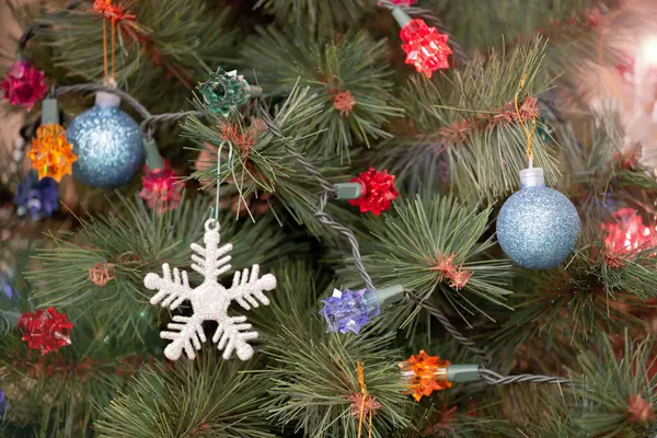Προετοιμασία Χριστουγεννιάτικου Δέντρου Και Χριστουγεννιάτικου Χορού Για Χαρούμενη Χειμερινή Περίοδο — Φωτογραφία Αρχείου