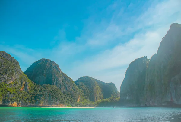 Maya Körfezi ve Phi Phi Adası Tayland ve Phuket Adası 'nda şnorkelle yüzmek için en popüler ve ünlü deniz açık bir günde Andaman Denizi' nde..