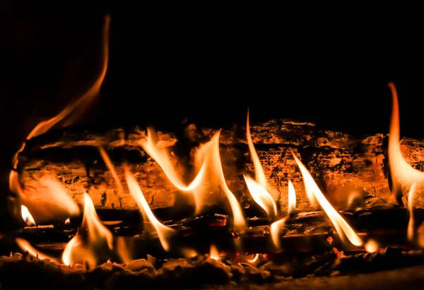 Φλόγες Φωτιάς Και Ζεστά Κάρβουνα Από Καμένο Ξύλο Στο Τζάκι — Φωτογραφία Αρχείου