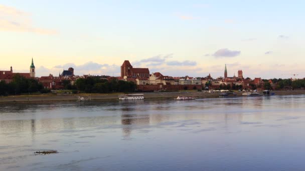 Günbatımında Torun Şehri Wisla Nehrinin Panoramik Manzarası Yelkenli Turistik Tekne — Stok video