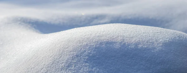 霜の日に太陽の下で輝く新鮮な雪のドリフト 自然の冬の背景 — ストック写真