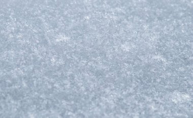 Taze kar zemini. Doğa kış ortamı. Mavi tonlarda kar dokusu.
