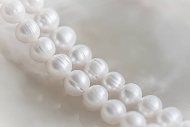 Yumuşak odak noktasında mermer zemin üzerinde doğa beyaz inci dizisi, röfleler.