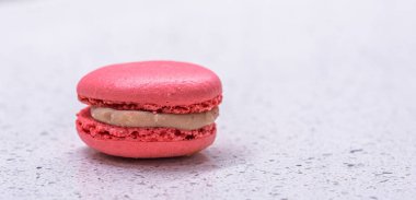 Beyaz arka planda Fransız pastası. Lezzetli meyve, bademli tatlı kurabiye