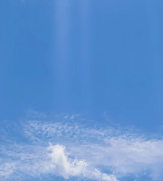 Bakgrund av blå himmel med vita moln — Stockfoto