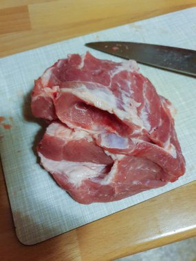 Kesme tahtasının üzerinde bıçakla çizilmiş bir parça domuz. Hollanda fırınında yemek hazırlığı.