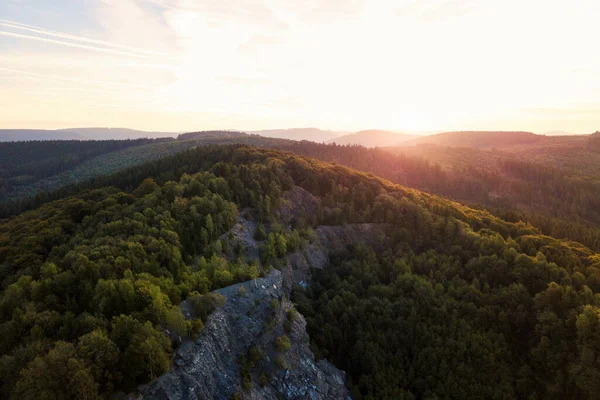 Légi Felvétel Egy Gyönyörű Atmoszférikus Napfelkeltéről Egy Hegyen Erdővel Drone — Stock Fotó