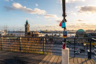 St. Pauli, Hamburg 'daki iniş aşamalarında aşk kilitleri. Limanda gün batımı.
