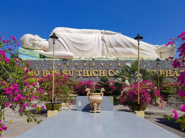 Estatua Buda Acostada Con Flores Templo Vinh Trang Mytho City — Foto de Stock