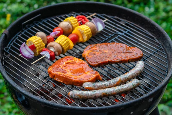 Bunte Gemüsespieße Steaks Und Würstchen Auf Dem Holzkohlegrill Beim Grillfest — Stockfoto